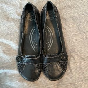 Women’s size 42 black Dansko shoes.   Only worn 2 times.